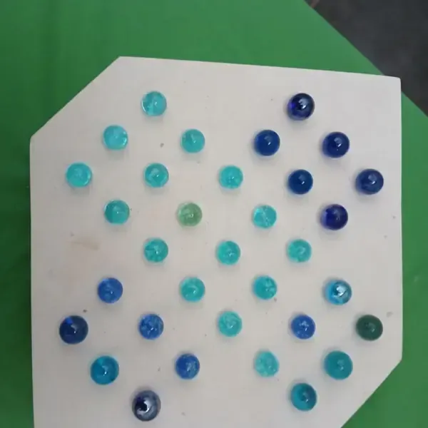 Jeu de solitaire avec billes inclus + sa boite de rangement